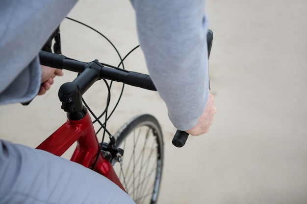 Sección media del hombre montando bicicleta