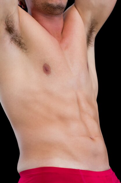 Foto sección media del hombre musculoso sin camisa