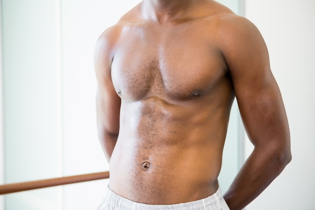 Foto sección media de un hombre musculoso sin camisa
