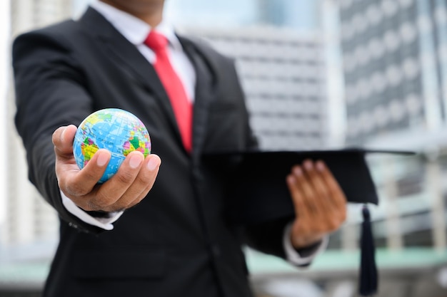 Sección media de un hombre de negocios con un globo