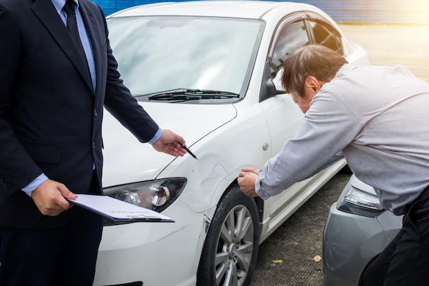 Sección media de un hombre de negocios mostrando grietas en el coche