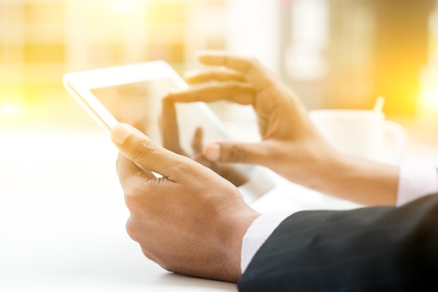 Sección media de un hombre de negocios que usa un teléfono móvil