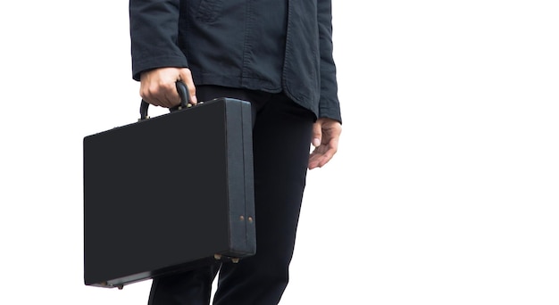 Foto sección media de un hombre de negocios sosteniendo un maletín mientras está de pie contra un fondo blanco