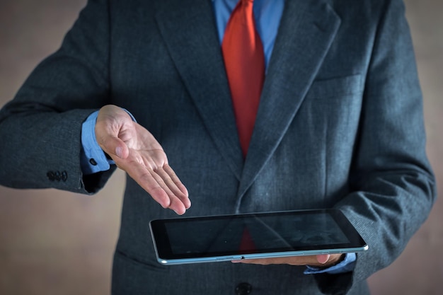 Foto sección media de un hombre de negocios con una tableta digital