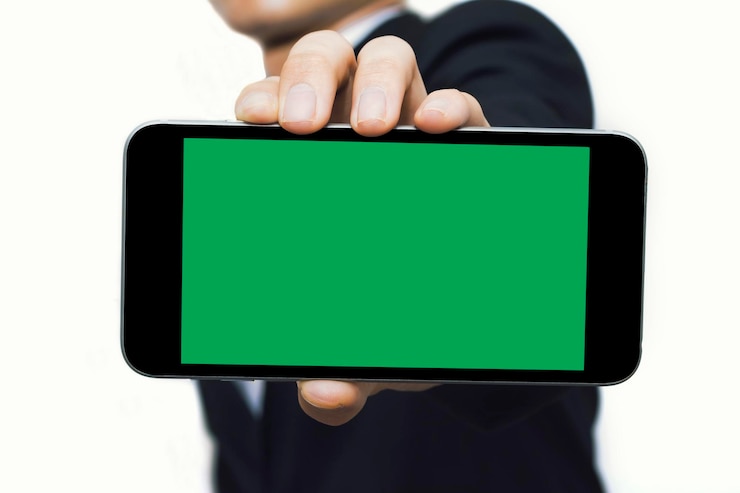 Foto sección media de un hombre de negocios con un teléfono inteligente contra un fondo blanco
