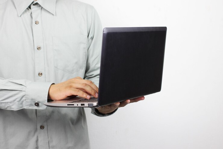 Foto sección media de un hombre de negocios usando una computadora portátil contra un fondo blanco