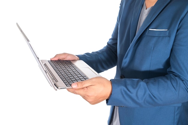 Sección media de un hombre de negocios usando una computadora portátil contra un fondo blanco
