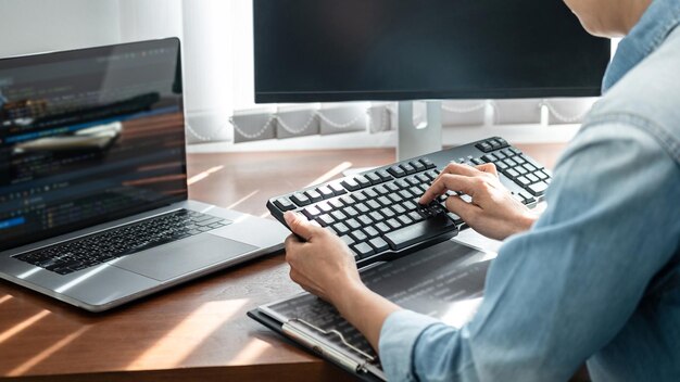 Sección media de un hombre de negocios usando una computadora portátil en la mesa
