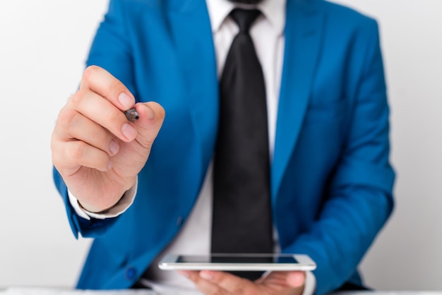 Sección media de un hombre de negocios usando el teléfono móvil en la oficina