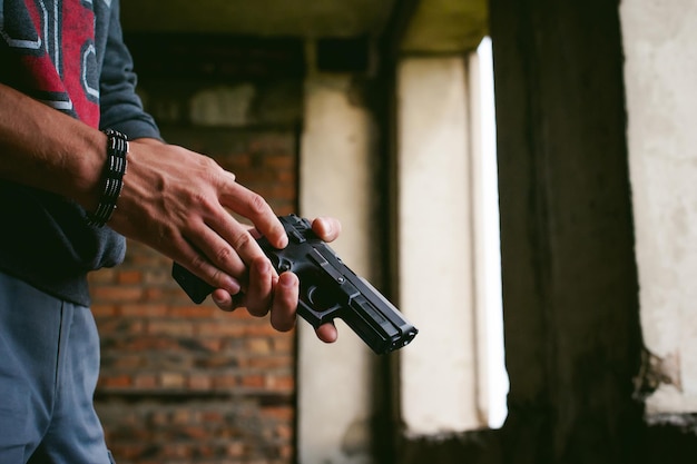 Foto sección media de un hombre de pie contra la pared