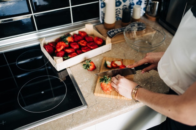 Sección media de un hombre preparando comida en la cocina en casa