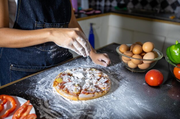 Foto sección media de un hombre preparando comida en la cocina de su casa