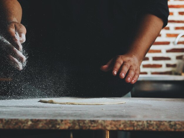 Foto sección media de un hombre preparando comida en la cocina