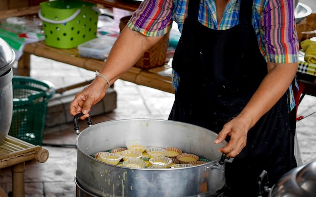 Foto sección media de un hombre preparando comida en la cocina