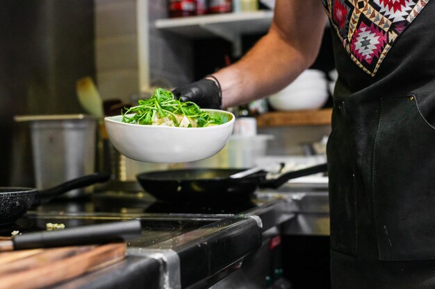 Foto sección media de un hombre preparando comida en la cocina