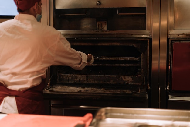 Sección media de un hombre preparando comida en la cocina