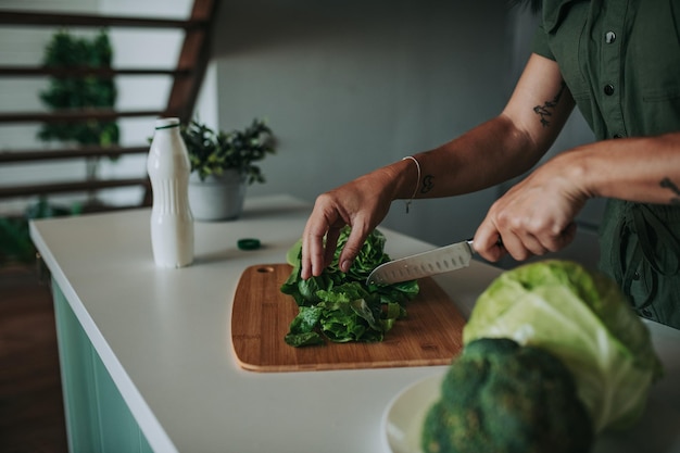Sección media de un hombre preparando comida en la mesa en casa