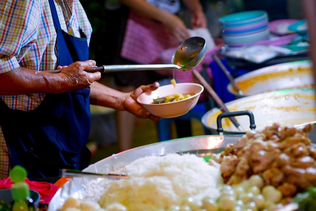 Sección media de un hombre preparando comida en la mesa