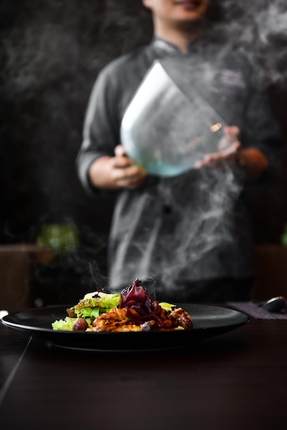 Sección media de un hombre preparando comida en un plato