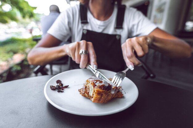 Foto sección media de un hombre preparando comida en un restaurante