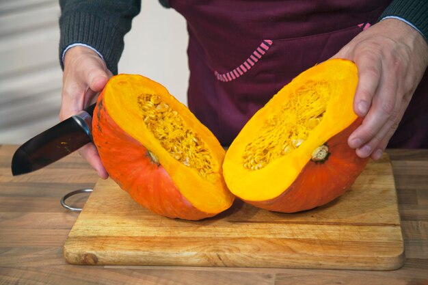 Foto sección media de un hombre preparando comida en una tabla de cortar