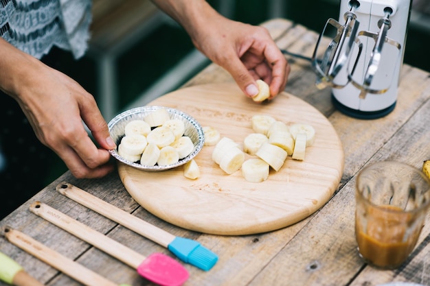 Foto sección media de un hombre preparando comida en una tabla de cortar