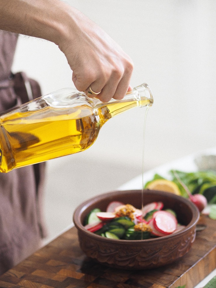 Foto sección media de un hombre preparando comida