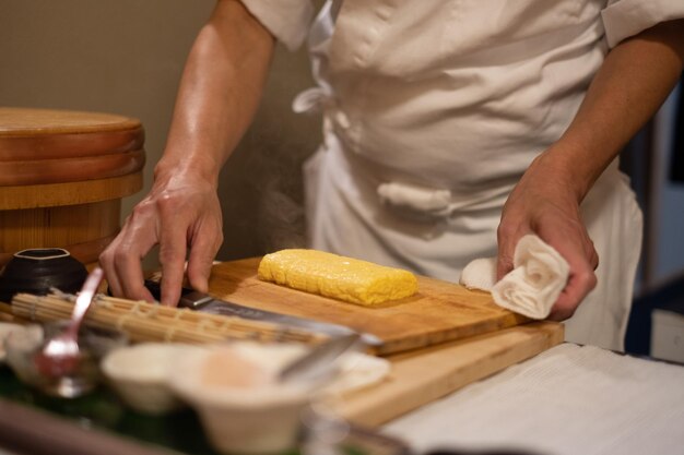 Foto sección media de un hombre preparando comida