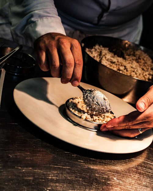 Foto sección media de un hombre preparando comida