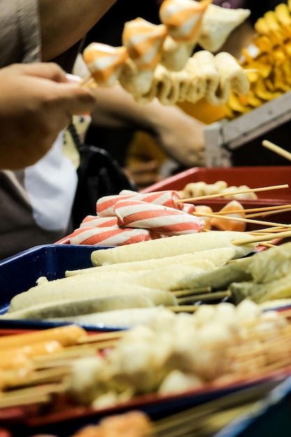 Sección media de un hombre preparando comida