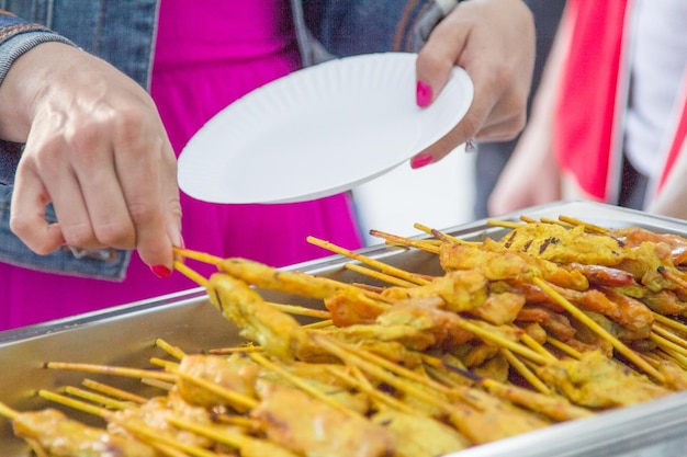 Sección media de un hombre preparando comida