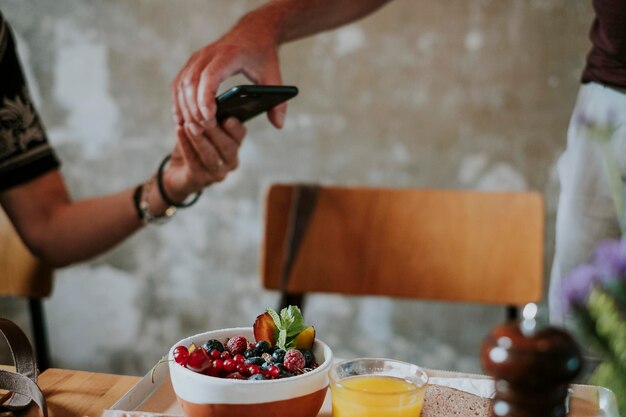 Foto sección media de un hombre preparando comida