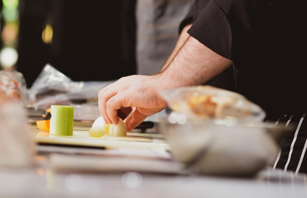 Foto sección media de un hombre preparando comida