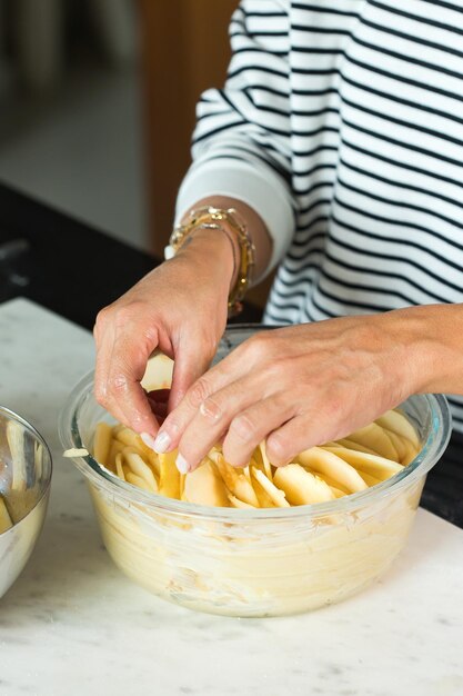 Foto sección media de un hombre preparando comida