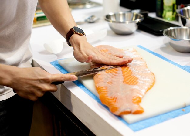 Sección media de un hombre preparando comida