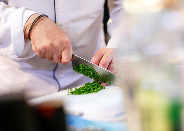 Sección media de un hombre preparando comida