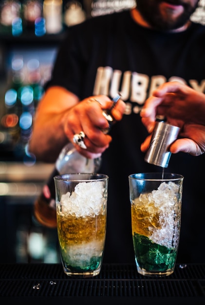 Sección media de un hombre preparando un mojito