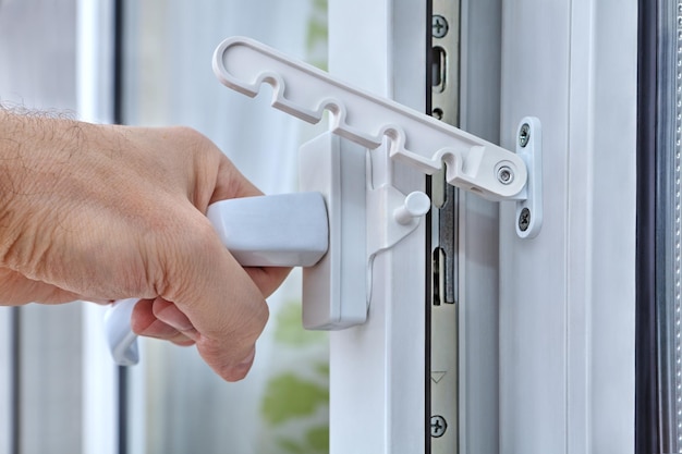 Foto sección media de un hombre con una puerta blanca