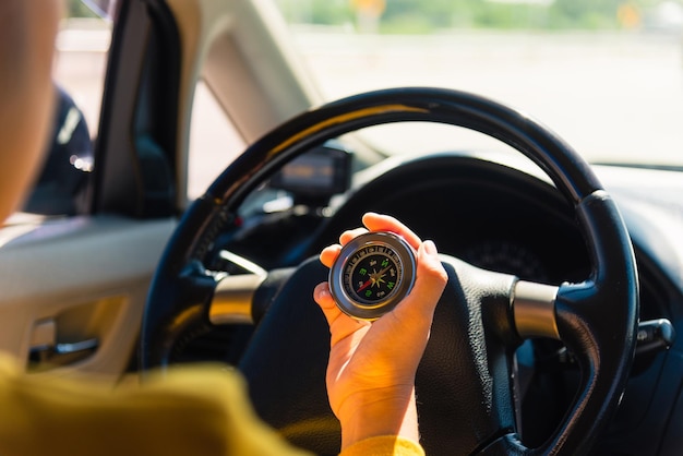 Foto sección media del hombre que conduce un automóvil