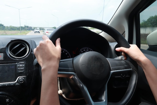 Foto sección media del hombre que conduce un automóvil