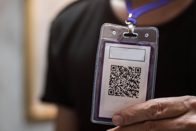Sección media de un hombre que muestra el código qr