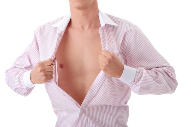 Foto sección media de un hombre que muestra los músculos abdominales mientras está de pie contra un fondo blanco