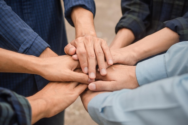 Foto sección media de un hombre que se sostiene de la mano