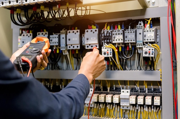 Sección media del hombre que verifica el equipo eléctrico