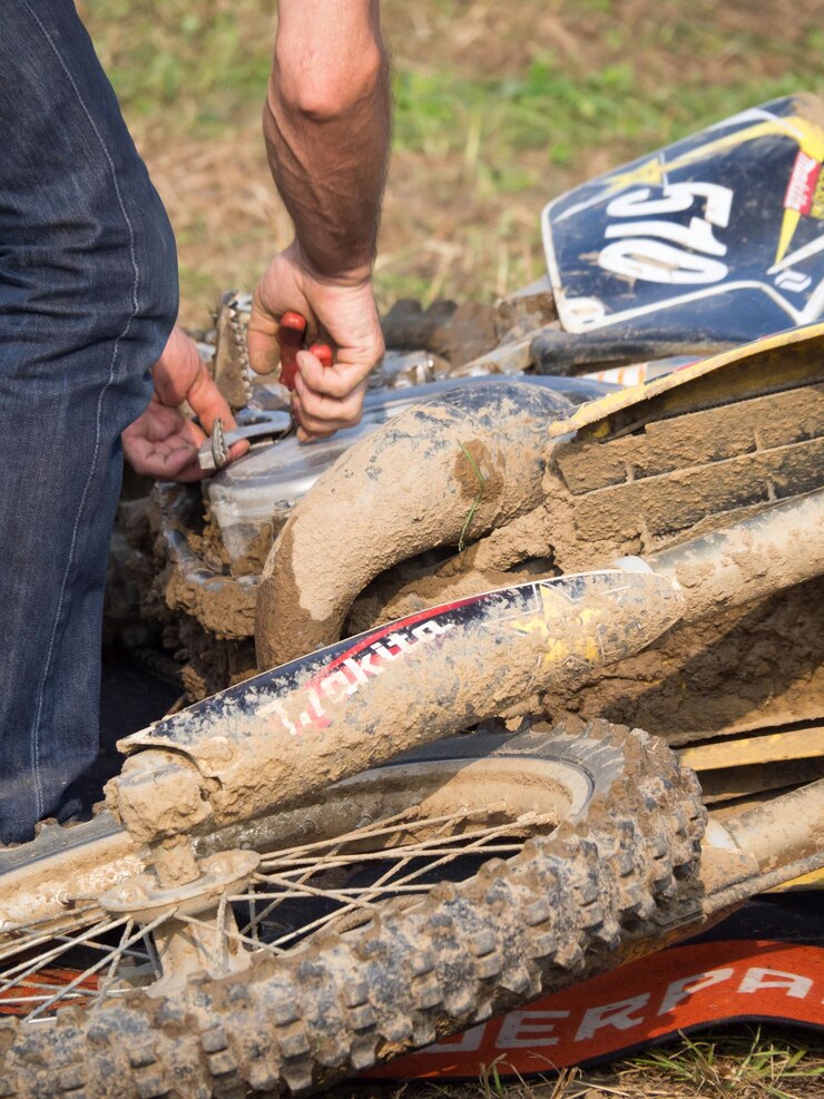 Foto sección media de un hombre reparando una bicicleta