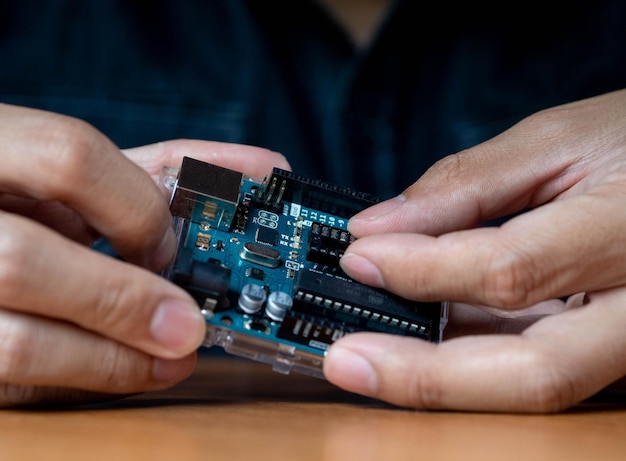 Sección media de un hombre reparando un chip de computadora