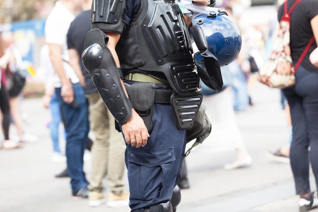 Foto sección media de un hombre con ropa de trabajo protectora