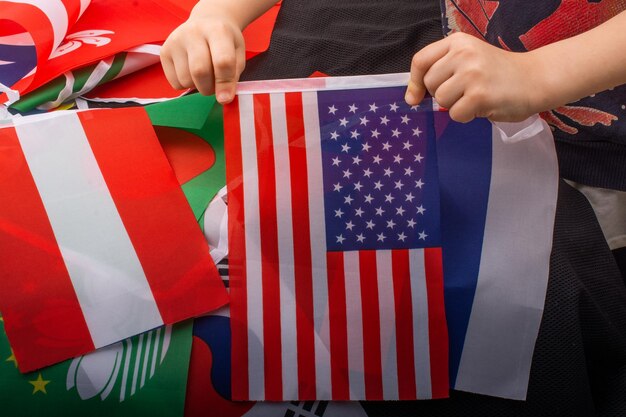 Foto sección media de un hombre sosteniendo una bandera