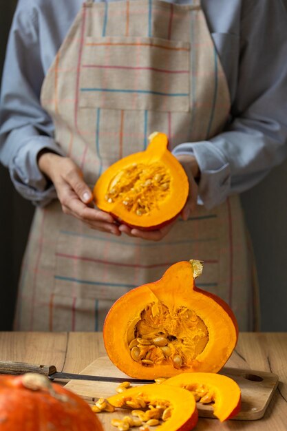 Foto sección media de un hombre sosteniendo una calabaza