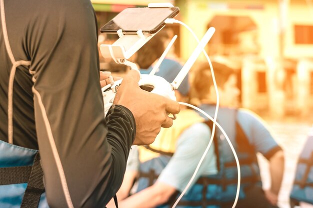 Foto sección media de un hombre sosteniendo una cámara mientras está de pie junto al coche